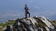 49 Piero alla croce sullo sfondo di Lecco...